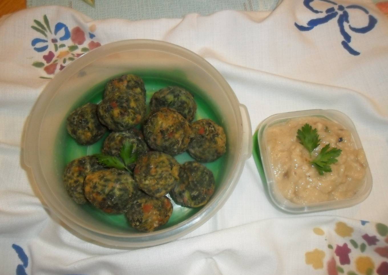 Albóndigas de espinacas con salsa de caldo de verduras<br />