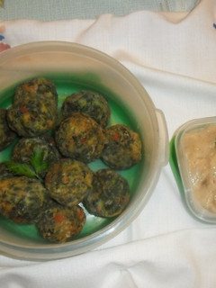 Una foto de Albóndigas de espinacas con salsa de caldo de verduras