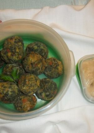 Una foto de Albóndigas de espinacas con salsa de caldo de verduras