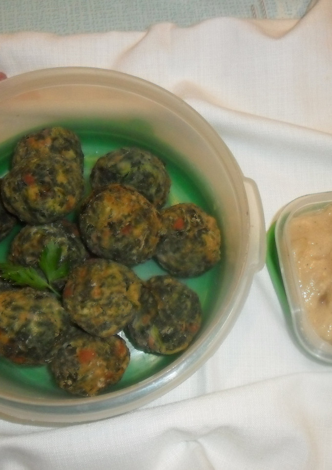 Una foto de Albóndigas de espinacas con salsa de caldo de verduras