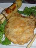 Costeleta de cerdo rebozada con brochetas de plátanos