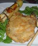 Costeleta de cerdo rebozada con brochetas de plátanos