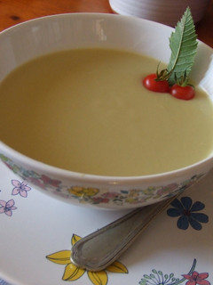 Una foto de Sopa de puerros, manzana y castañas