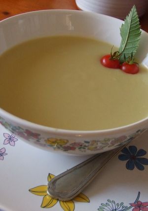 Una foto de Sopa de puerros, manzana y castañas
