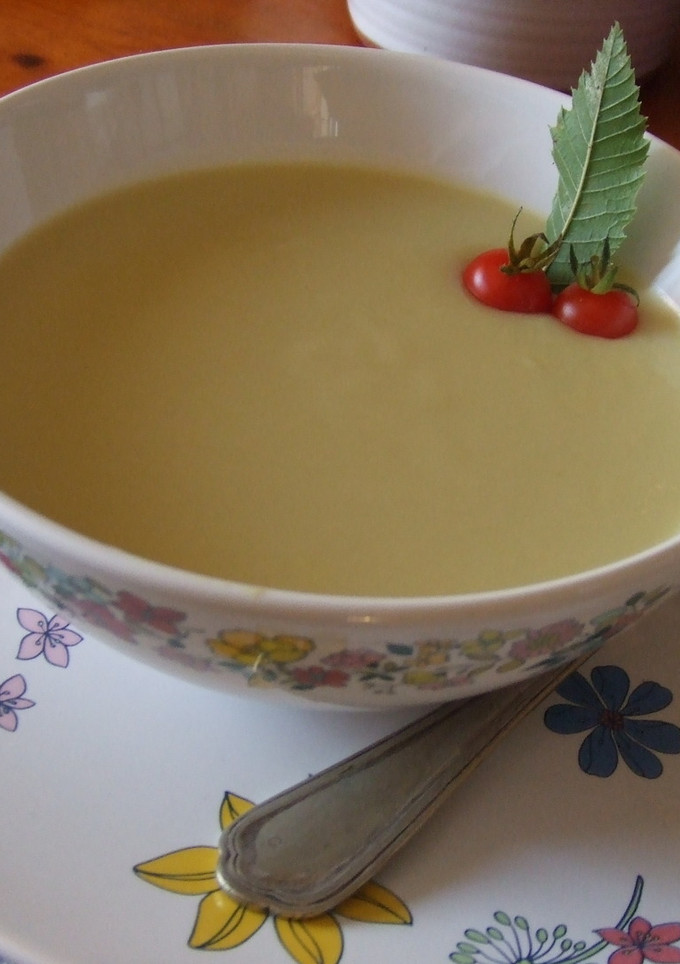 Una foto de Sopa de puerros, manzana y castañas