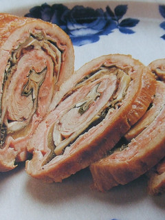 Una foto de Aleta rellena de mortadela de pavo y alcachofas