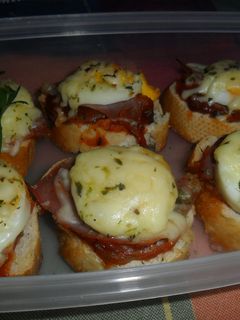 Una foto de Pizzas de pan fáciles