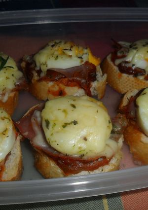 Una foto de Pizzas de pan fáciles