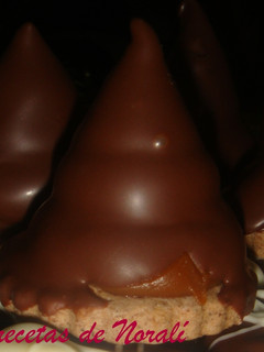 Una foto de Conitos de dulce de leche bañados en chocolate