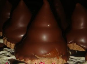 Una foto de Conitos de dulce de leche bañados en chocolate