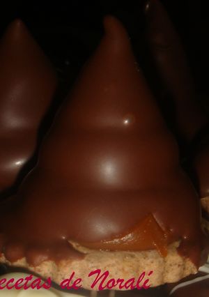 Una foto de Conitos de dulce de leche bañados en chocolate
