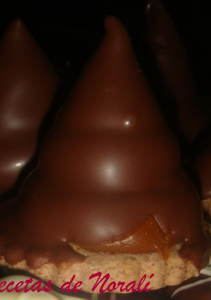 Una foto de Conitos de dulce de leche bañados en chocolate