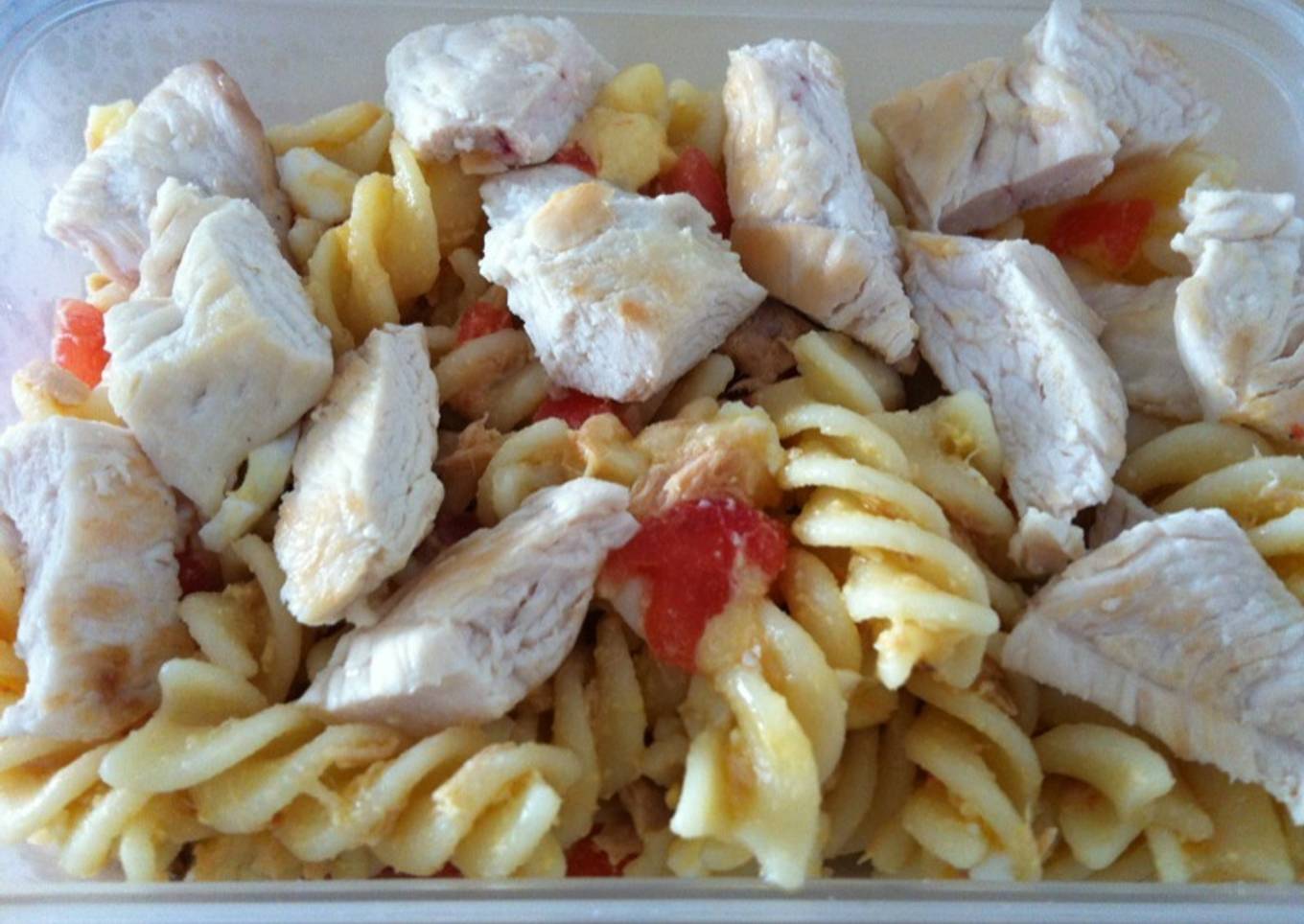 Ensalada de pasta con pechuga de pollo