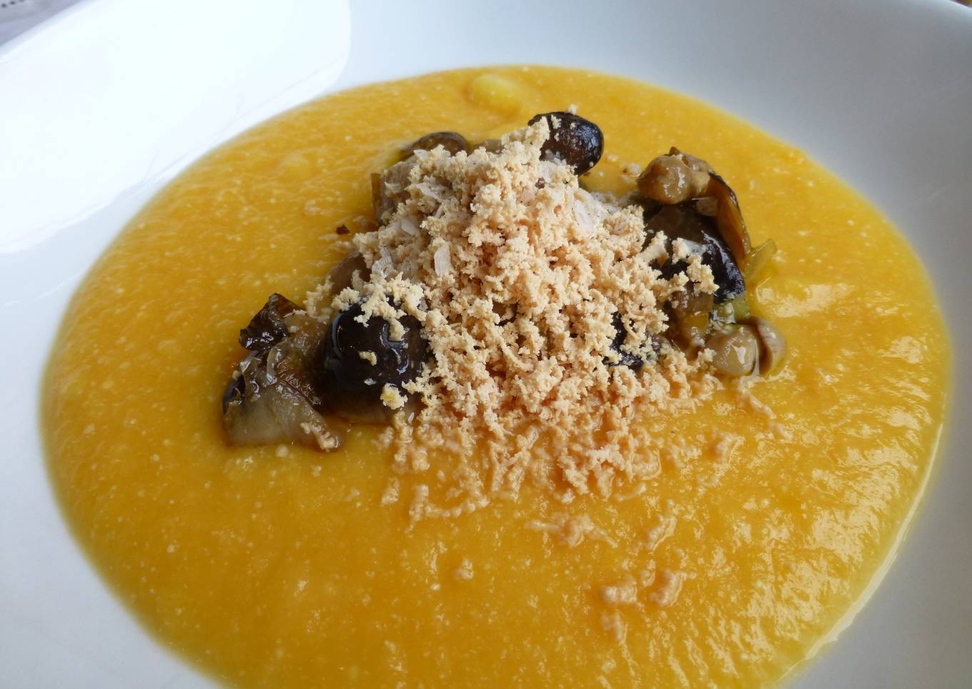 Espuma de pure de patata al azafrán con boletus y foie<br />