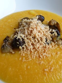 Una foto de Espuma de pure de patata al azafrán con boletus y foie