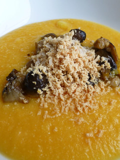 Una foto de Espuma de pure de patata al azafrán con boletus y foie
