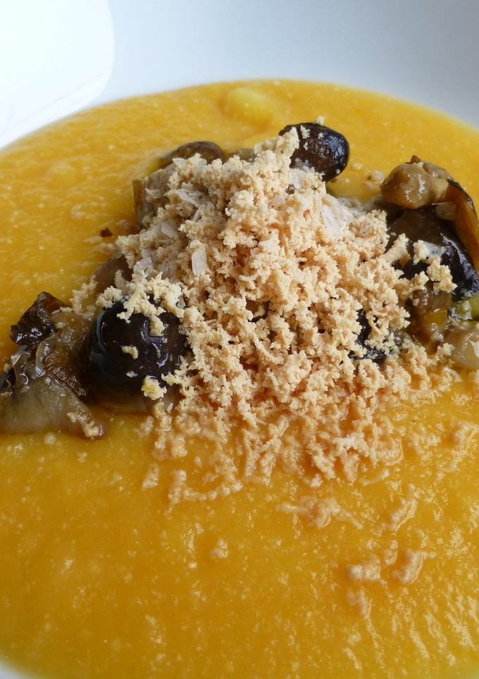 Una foto de Espuma de pure de patata al azafrán con boletus y foie