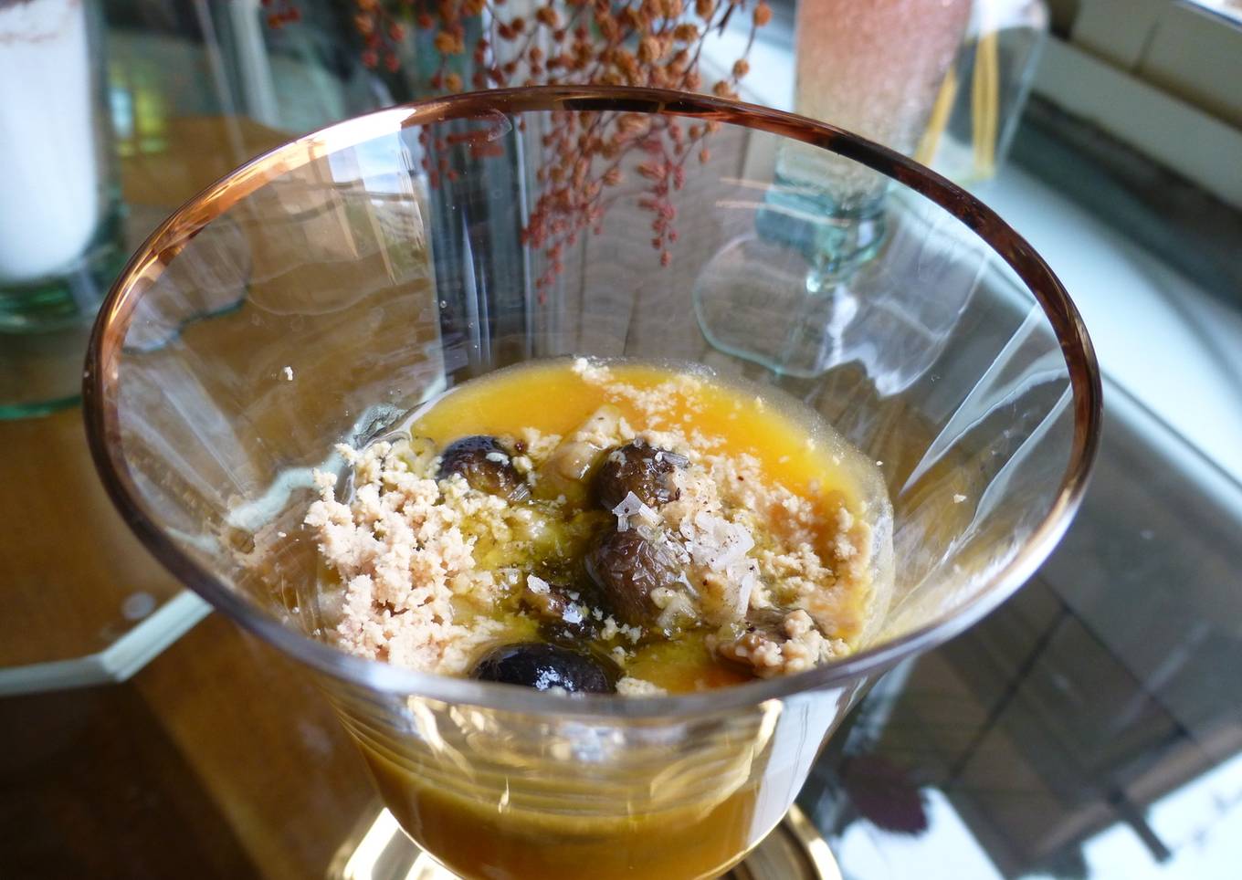 Chupito de puré de patata al azafrán con boletus y virutas de foie
