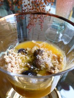 Una foto de Chupito de puré de patata al azafrán con boletus y virutas de foie