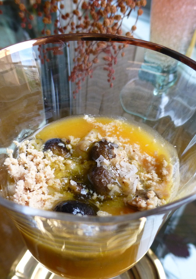 Una foto de Chupito de puré de patata al azafrán con boletus y virutas de foie