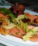Ensalada de pasta tricolor con ciruelas