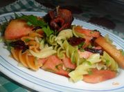 Una foto de ensalada de fideo tornillos