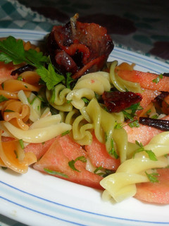 Una foto de Ensalada de pasta tricolor con ciruelas