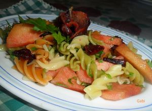 Foto principal de Ensalada de pasta tricolor con ciruelas