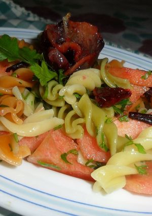 Una foto de Ensalada de pasta tricolor con ciruelas