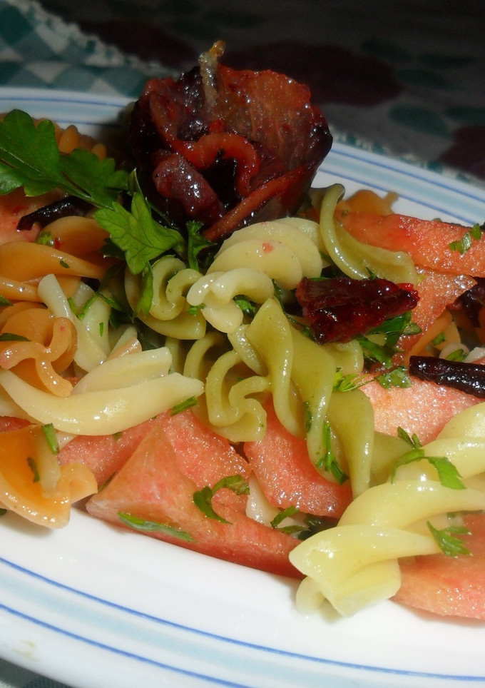 Una foto de Ensalada de pasta tricolor con ciruelas