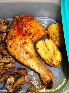 Una foto de Pollo asado con champiñones para fiambrera