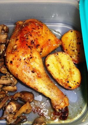 Una foto de Pollo asado con champiñones para fiambrera