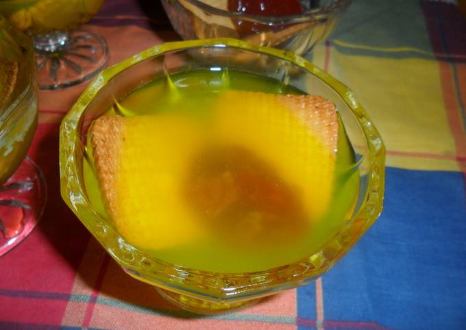 Foto principal de Gelatina  de limón con masitas y fresas confitadas
