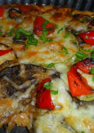 Una foto de Pizza casera con verduras