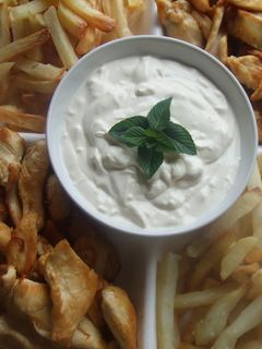 Una foto de Pollo con patatas al horno y salsa cremosa de yogur griego