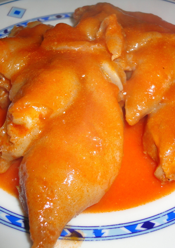 Una foto de Manitas de cerdo guisadas