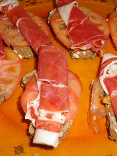 Una foto de Pintxo de jamón ibérico con pan de centeno