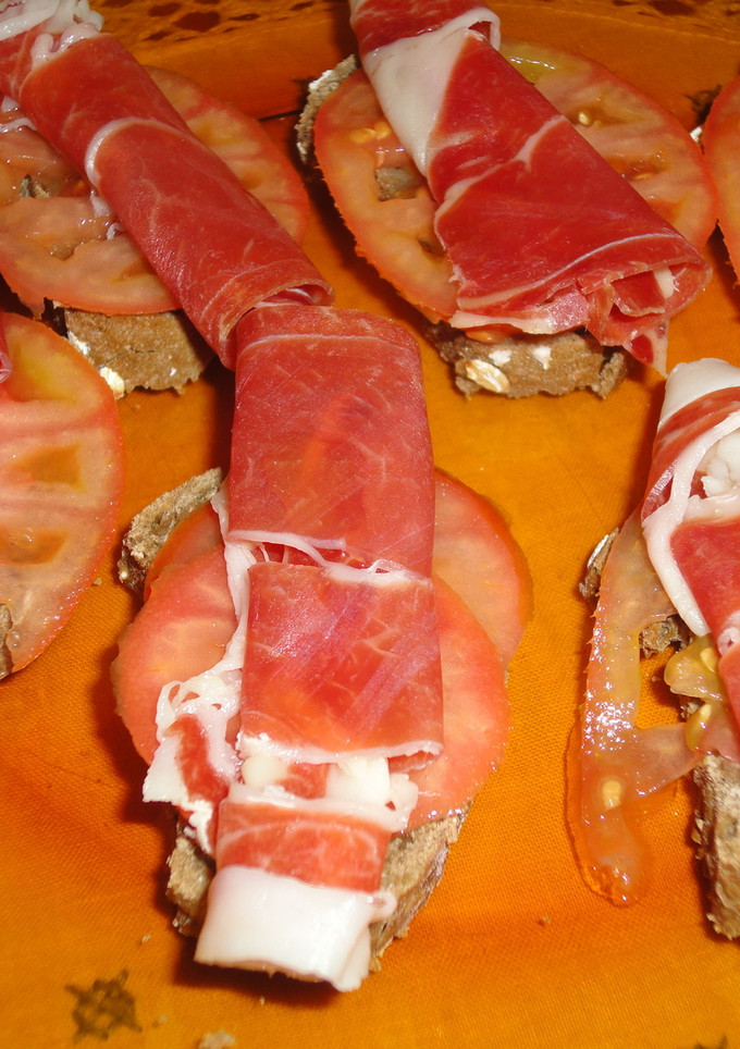 Una foto de Pintxo de jamón ibérico con pan de centeno