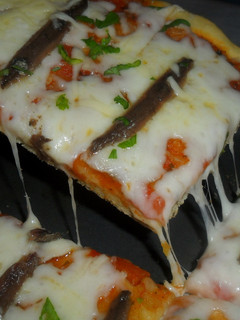 Una foto de Pizza con anchoas y salsa de tomate al ketchup