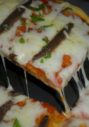 Una foto de Pizza con anchoas y salsa de tomate al ketchup