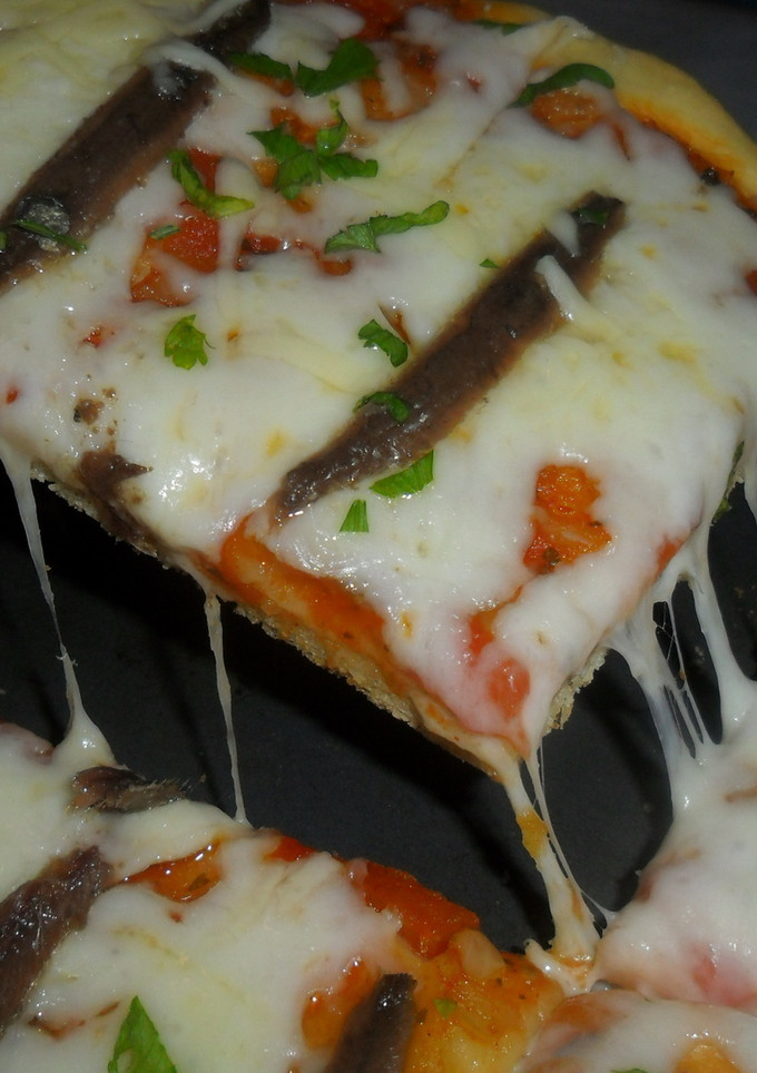 Una foto de Pizza con anchoas y salsa de tomate al ketchup