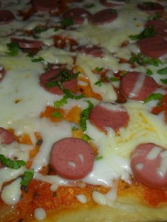 Una foto de Pizza con salchichas de viena