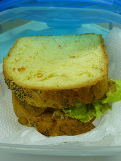 Una foto de Sandwiches de albóndigas en salsa con patatas