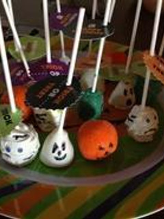 Una foto de Halloween cake pops
