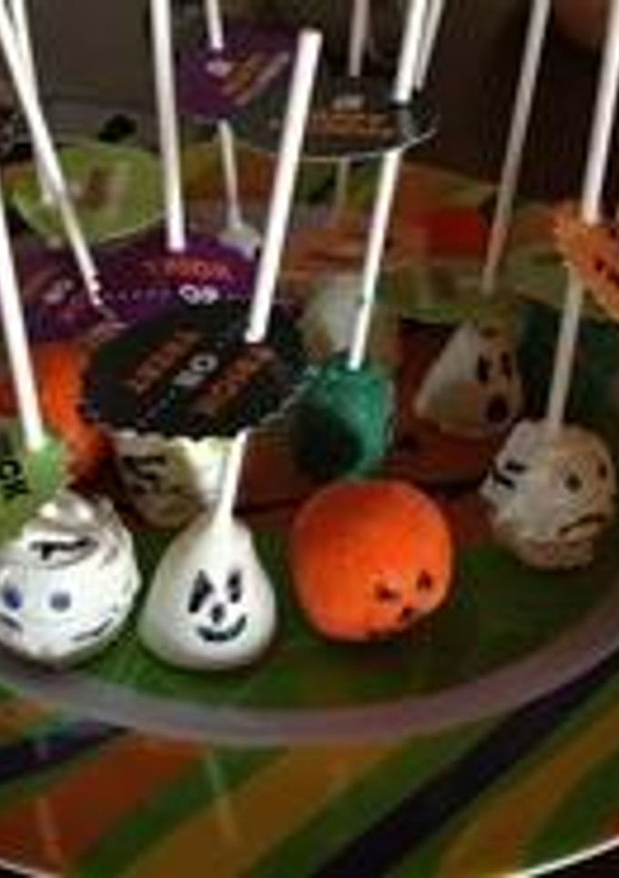 Una foto de Halloween cake pops