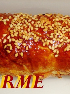 Una foto de Cañas de hojaldre de jamón york y queso mozzarella