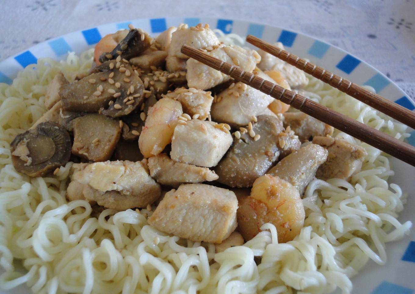Pasta china con salteado de pollo y gambas<br />