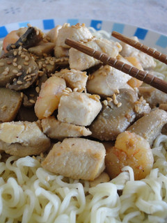 Una foto de Pasta china con salteado de pollo y gambas