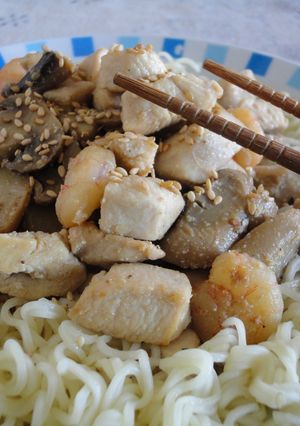 Una foto de Pasta china con salteado de pollo y gambas