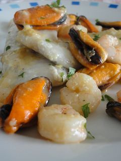 Una foto de Ventrescas de merluza con gambas y mejillones al ajillo